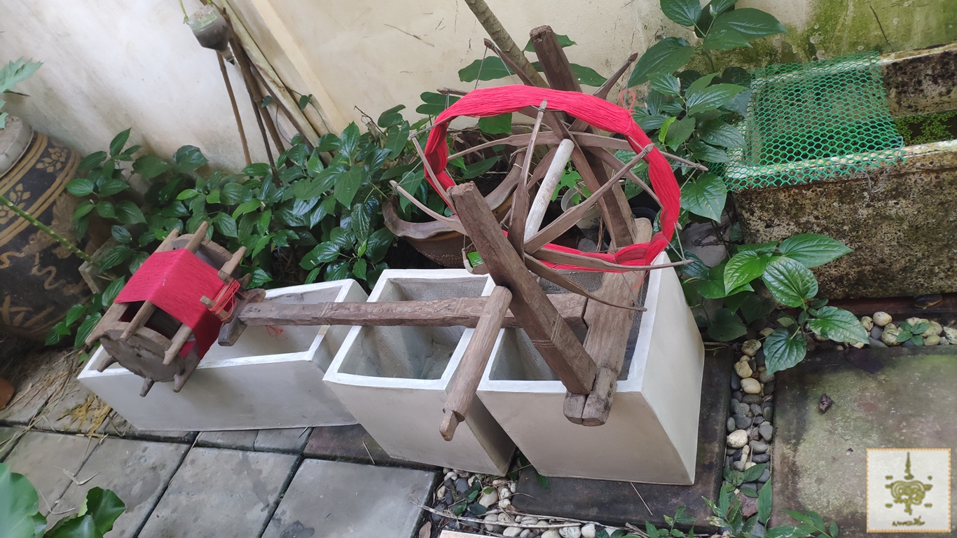 อุปกรณ์ทอผ้า ระวิง และ อัก