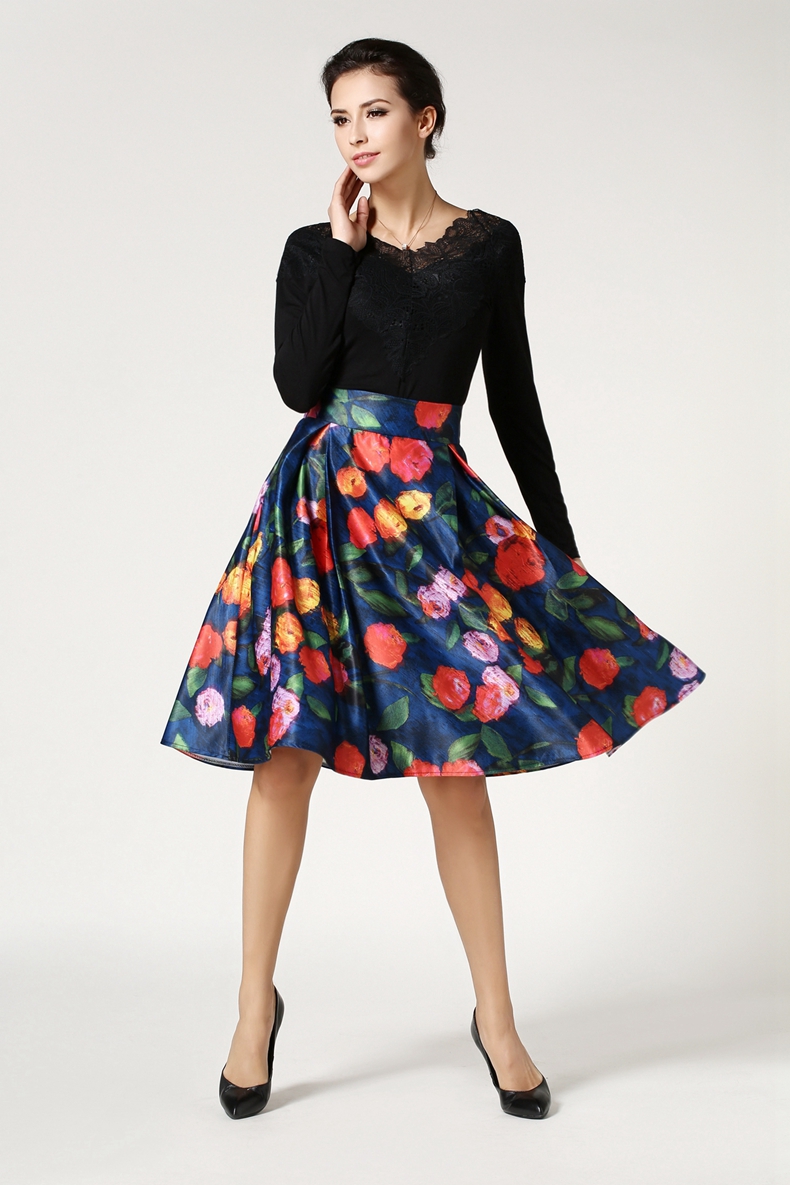 กระโปรงสั้นสีกรมท่า ลายดอกไม้ ทรงบาน