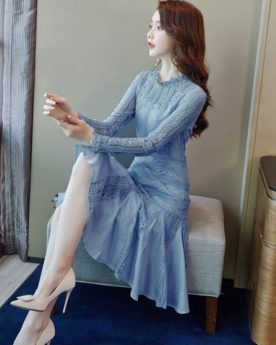 ชุดเดรสสั้นลูกไม้สีฟ้าอมเทา เดรสทรงเข้ารูป แขนยาว แนวเรียบร้อย สวยสง่า ใส่ดูดี