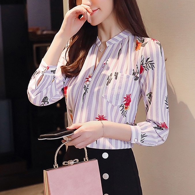 เสื้อเชิ้ตผู้หญิงสีม่วงลายดอกไม้ คอวี แขนยาว