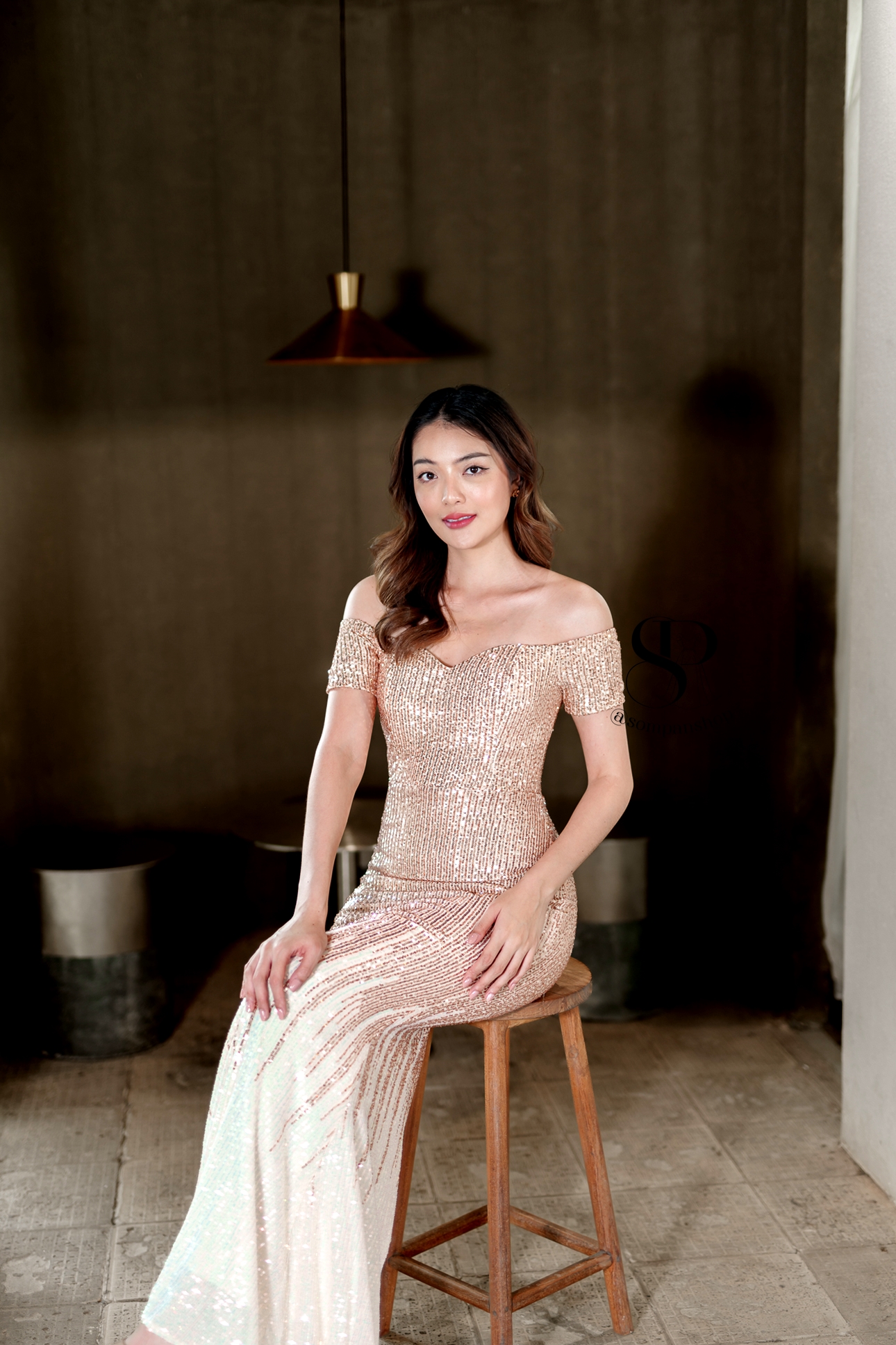 ชุดราตรียาวสีทอง เดรสยาวปักเลื่อมทรงเปิดไหล่เข้ารูปกระโปรงหางปลานิดๆ สไตล์เรียบหรูดูแพง เหมาะสำหรับใส่เป็นชุดราตรีออกงานกลางคืน ชุดไปงานแต่งงานกลางคืน ชุดไปงานกาล่าดินเนอร์