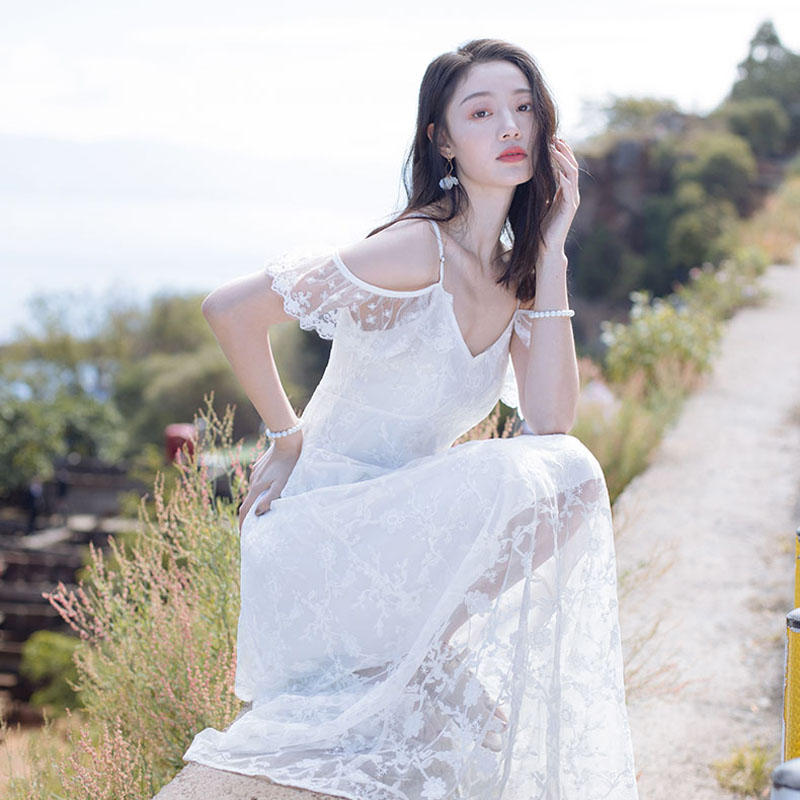 ชุดเที่ยวทะเลสีขาว เดรสยาวลูกไม้ สายเดี่ยวคล้องไหล่ปิดต้นแขน กระโปรงยาว แนวเรียบ สวยเก๋ ใส่เที่ยวทะเลสวยมากๆๆ