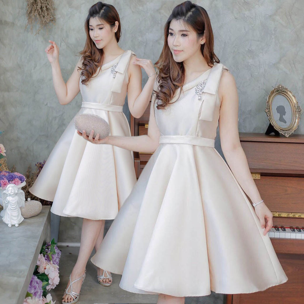 ชุดออกงาน ชุดไปงานแต่งงานสีทอง ไหล่เฉียง แต่งโบว์ที่ไหล่ กระโปรงทรงบาน