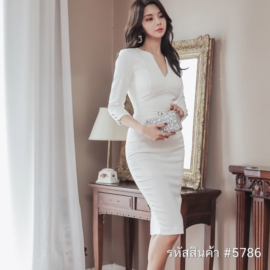 ชุดเดรสสั้นสีขาว ทรงเข้ารูป แขนยาว แนวเรียบๆ สวยดูดี