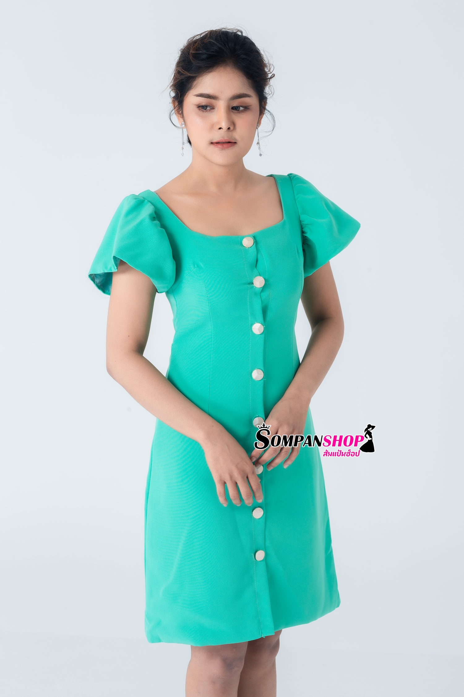 ชุดเดรสสั้นสีเขียว แขนสั้น กระดุมหน้า แนวเรียบๆ สวยดูดี ดูสุภาพใส่ทำงาน ใส่ไปงานกลางวัน