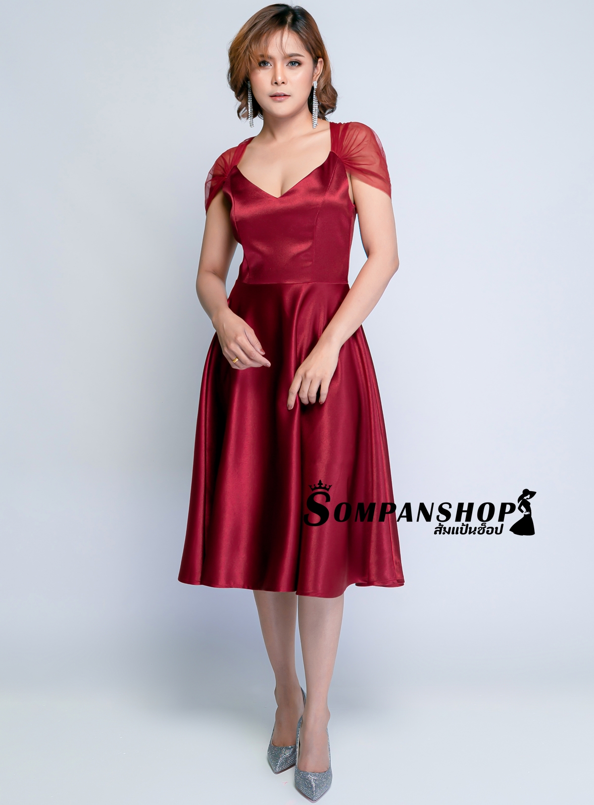 ชุดออกงานราตรีสั้นสีแดง ไหล่แต่งผ้าตาข่าย กระโปรงทรงบานคลุมเข่า สวยหวาน เรียบหรูดูแพง สวยสง่า ใส่ออกงาน ไปงานราตรี ไปงานแต่งงาน