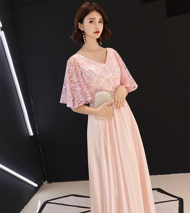 ชุดออกงานราตรียาวสชมพู เสื้อลูกไม้ แขนปีกค้างคาว เอวเพชร กระโปรงยางทรงบาน
