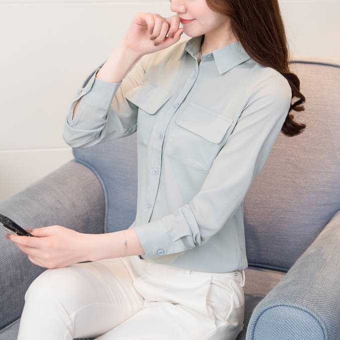 เสื้อเชิ้ตผู้หญิงสีเทา คอปก แขนยาว กระดุมหน้า แต่งกระเป๋า