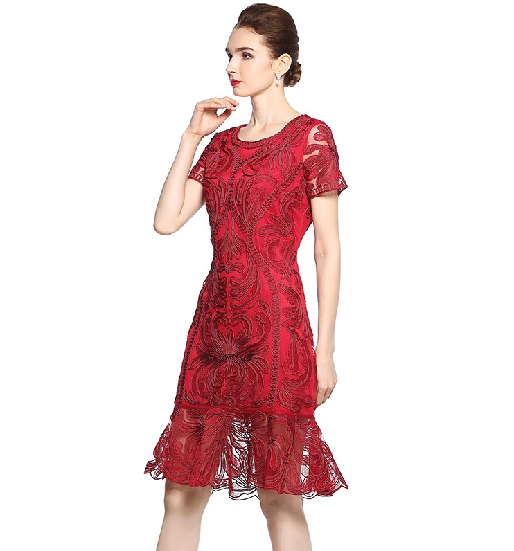 ชุดเดรสสั้นลูกไม้สีแดง ทรงหางปลา