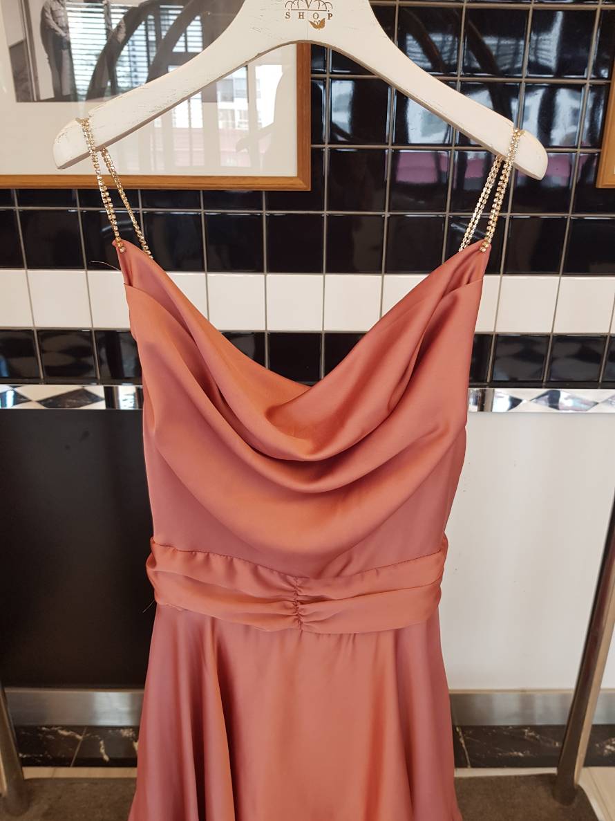 ชุดราตรียาวสีชมพู สายเดี่ยว อกจีบย้วยสวยเก๋ กระโปรงยาวทรงบาน สวยหรู สุดอลัง ใส่ออกงานราตรี ไปงานแต่งงานเรียบหรู