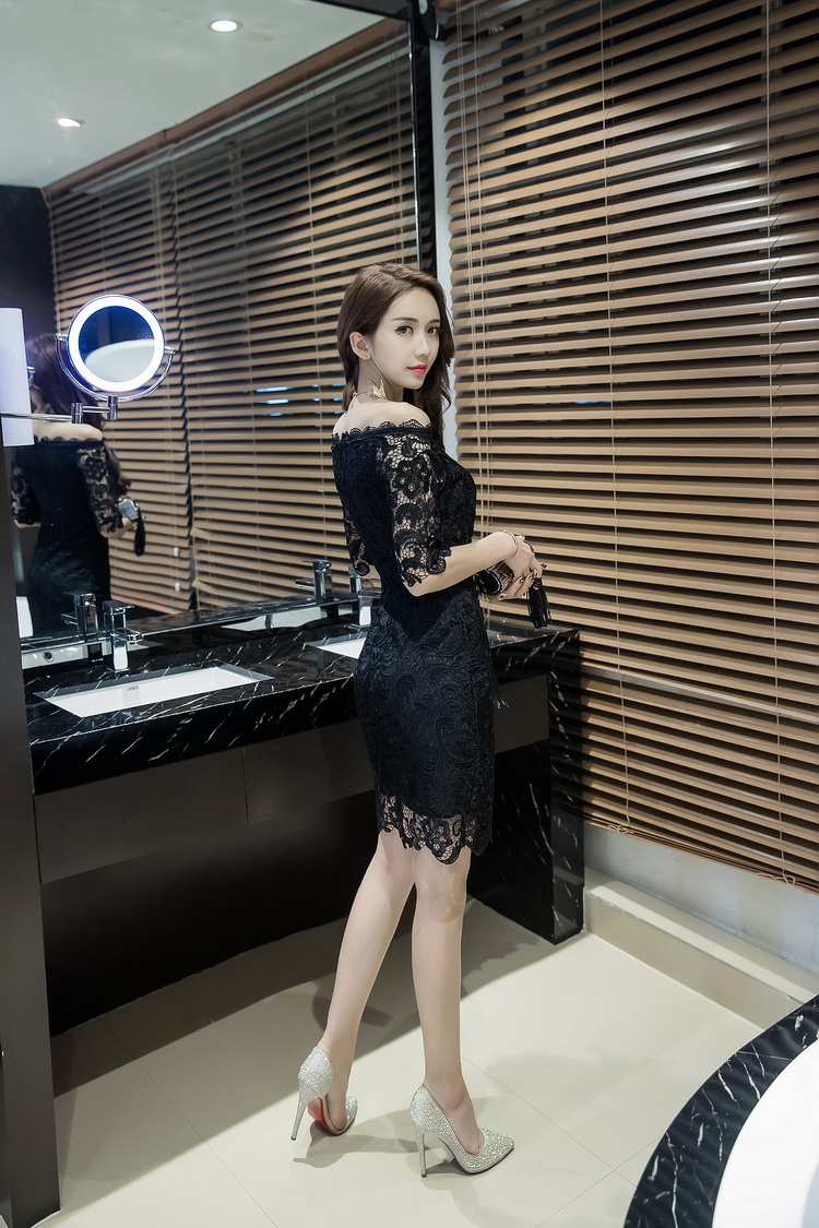 ชุดเดรสสั้นสีดำ ผ้าลูกไม้ เปิดไหล่ ทรงเข้ารูป