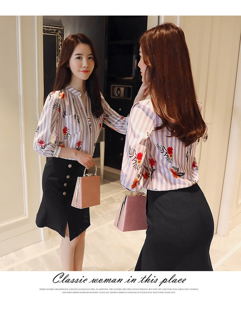 เสื้อเชิ้ตผู้หญิงสีม่วงลายดอกไม้ คอวี แขนยาว