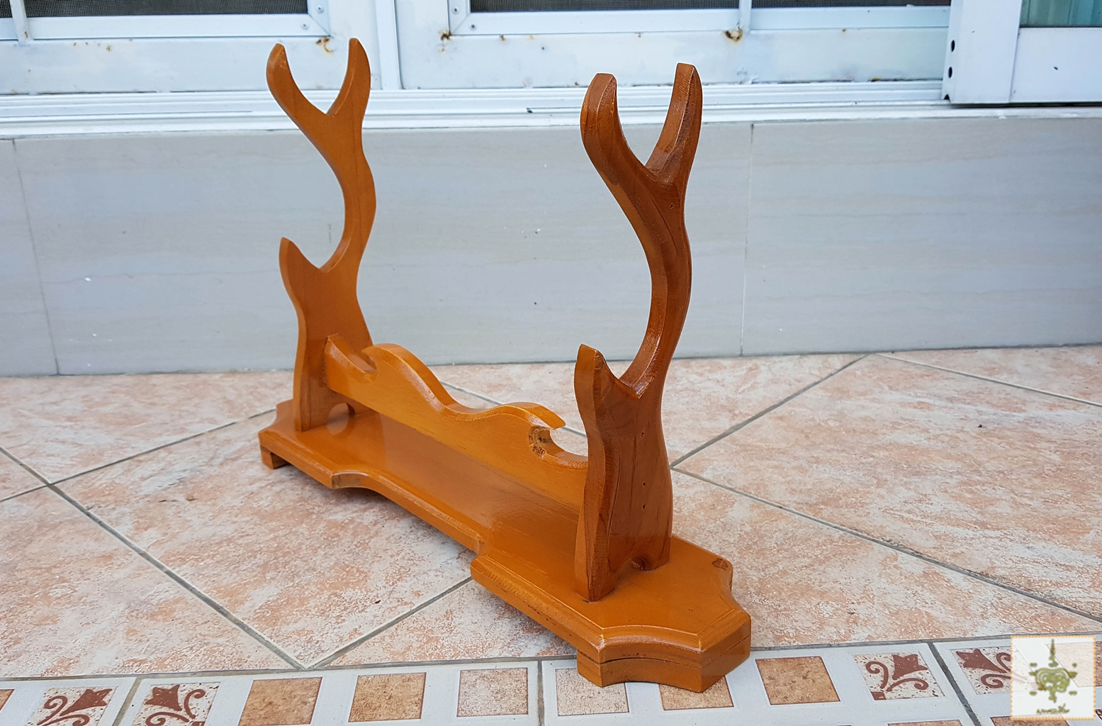 ขาตั้งดาบ 2 เล่ม