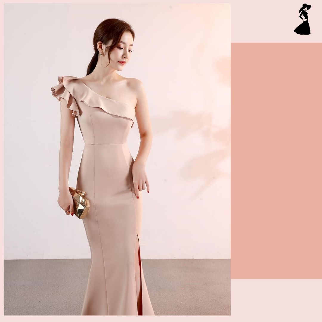 ชุดราตรี ชุดออกงาน ชุดไปงานแต่งงานสีครีมเบจ เดรสยาวไหล่เฉียง แนวเรียบหรู สวยหรู ดูดี