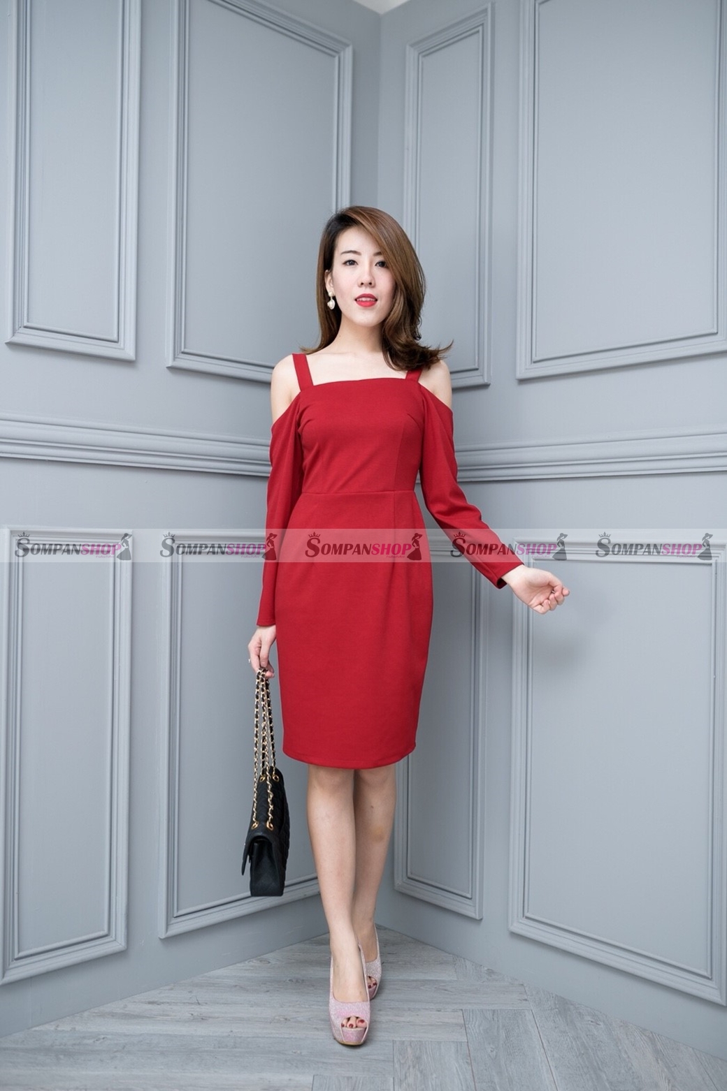 ชุดเดรสสั้นสีแดง ทรงเข้ารูป แขนยาว โชว์ไหล่สุดน่ารัก