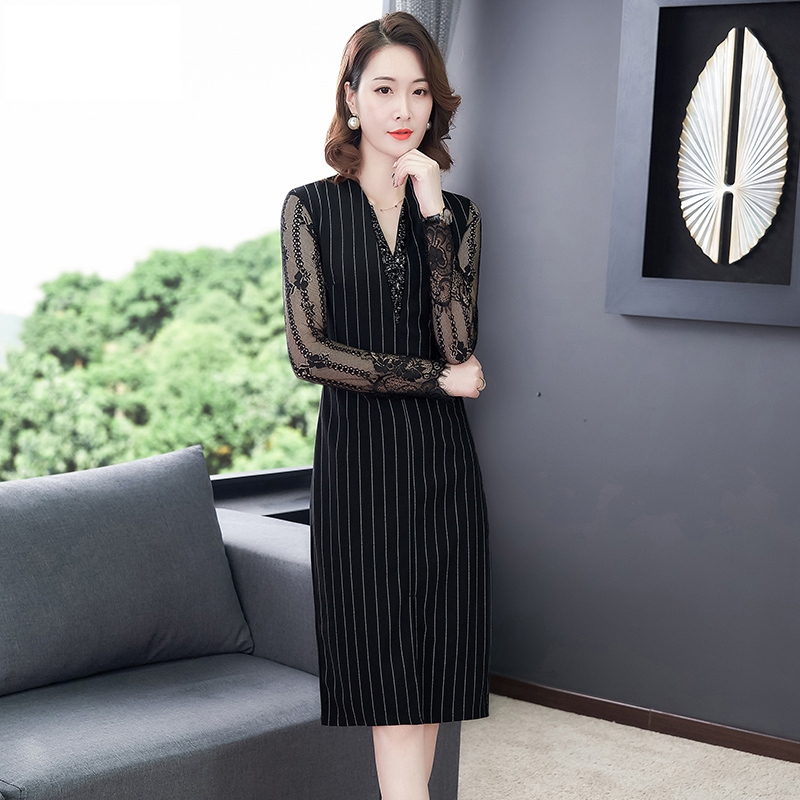 ชุดเดรสสั้นสีดำ ลายทางตรง แขนลูกไม้ ทรงเข้ารูป แนวเรียบหรู