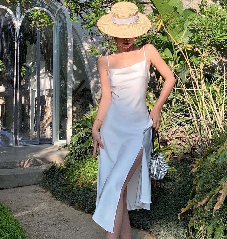 ชุดเดรสยาวสีขาว สายเดี่ยว คอถ่วง แฟชั่นชุดใส่เที่ยวทะเล ไอเดียชุดแต่งตัวไปเที่ยวทะเล ใครมีแพลนไปทะเลแต่ยังไม่ได้หาชุดต้องดู