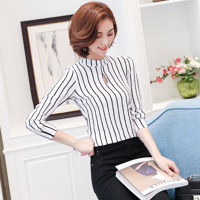 เสื้อเชิ้ตผู้หญิงสีขาวลายทาง คอกลม แขนยาว ผ้าชีฟอง