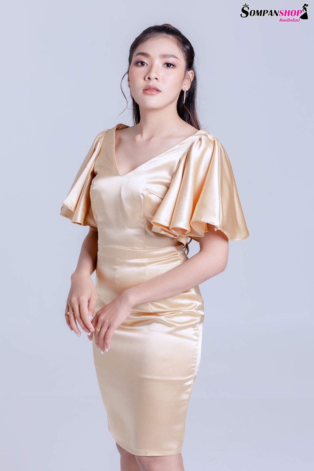 ชุดราตรี ชุดไปงานแต่งงาน ชุดเดรสออกงานสั้นสีทอง ทรงเอเข้ารูป แขนระบาย แนวเรียบหรู