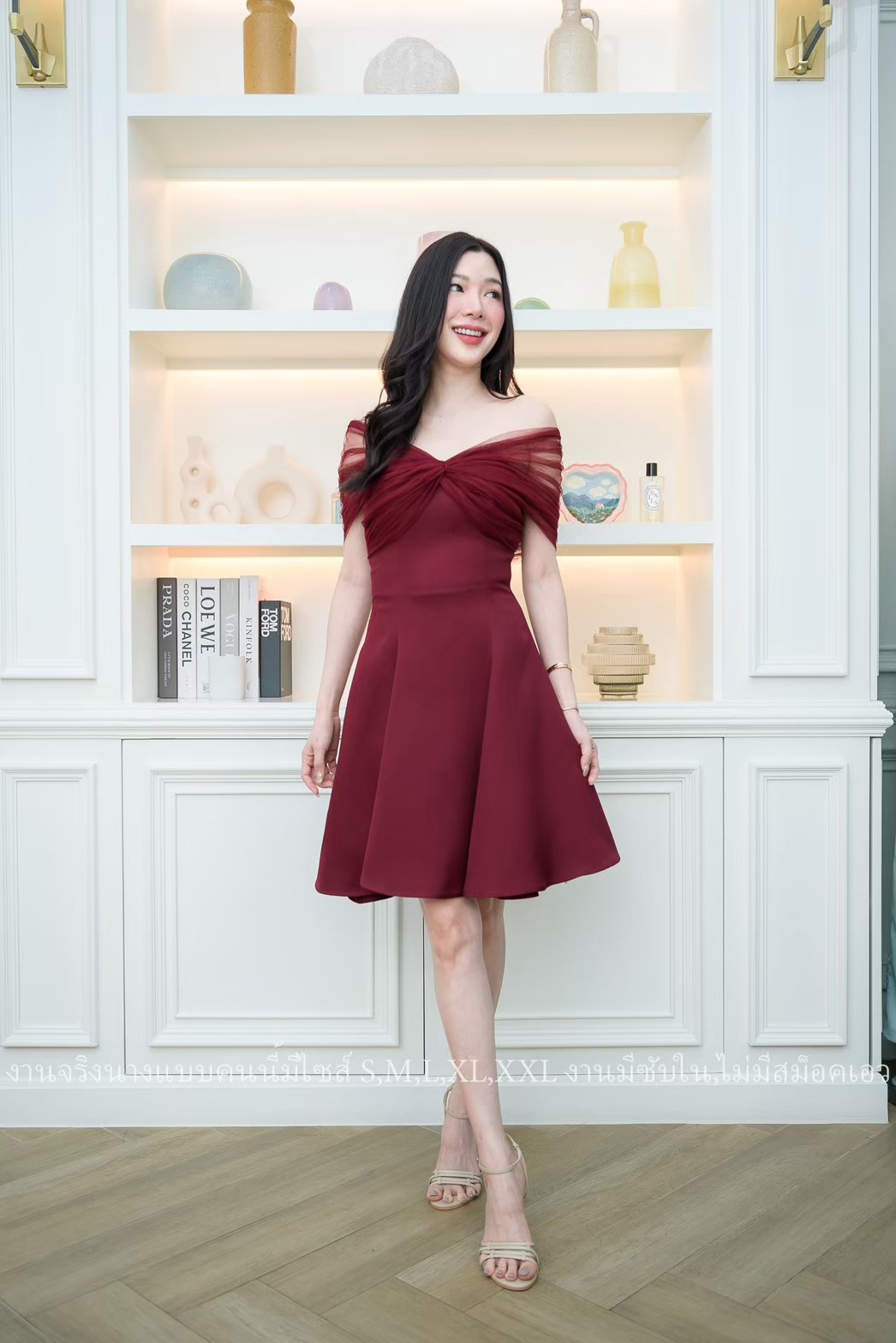 ชุดเดรสสั้นออกงานสีแดง ปาดไหล่แต่งผ้าซีทรู กระโปรงทรงบาน แบบสวย เรียบหรู ดูแพง ใส่ไปงานแต่งกลางวัน/กลางคืน ชุดราตรี ชุดไปงานแต่ง ชุดออกงาน