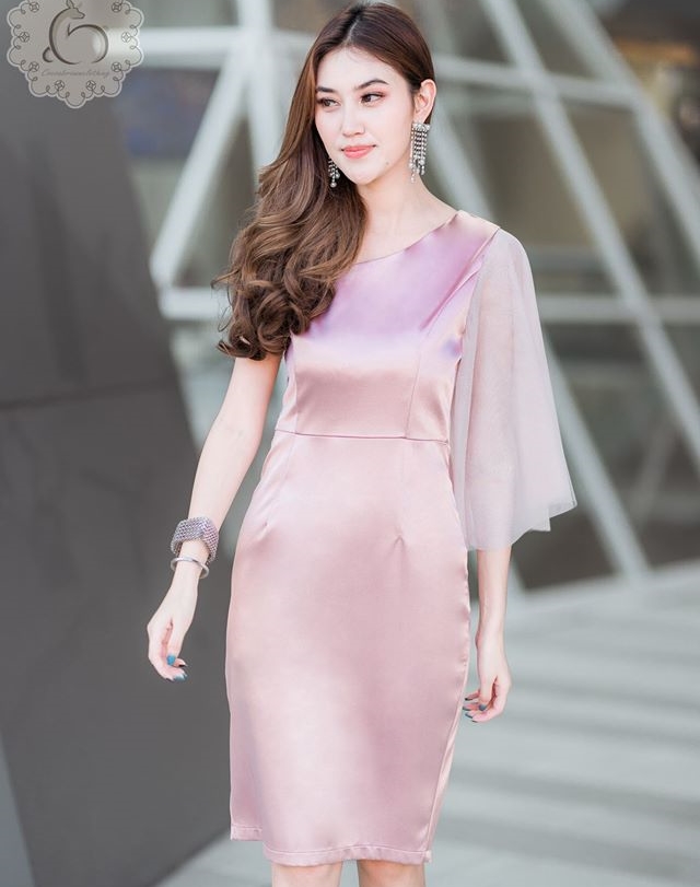 ชุดราตรี ชุดออกงาน ชุดไปงานแต่งงานสีชมพู เดรสสั้นไหล่เฉียง แขนแต่งระบายผ้าชีฟอง กระโปรงทรงสอบ