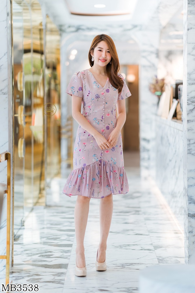 ชุดเดรสสั้นสีชมพูลายดอกไม้ คอวี แขนสั้น กระโปรงสั้นทรงเข้ารูปชายแต่งระบาย