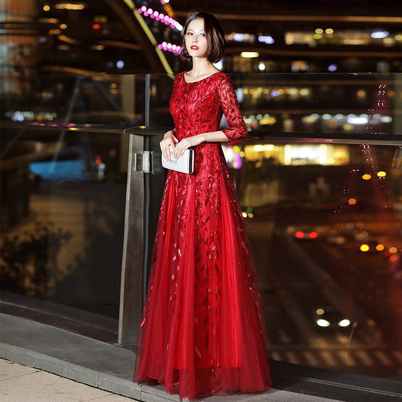 ชุดราตรียาวสีแดง เดรสออกงานปักลายใบไม้แขนสามส่วน กระโปรงทรงหางปลา เรียบหรูดูแพง สวยดูดี แบบสวยทันสมัย ใส่ออกงาน งานราตรี ไปงานแต่ง