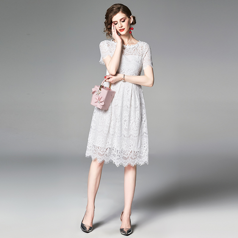 ชุดเดรสลูกไม้สีขาว