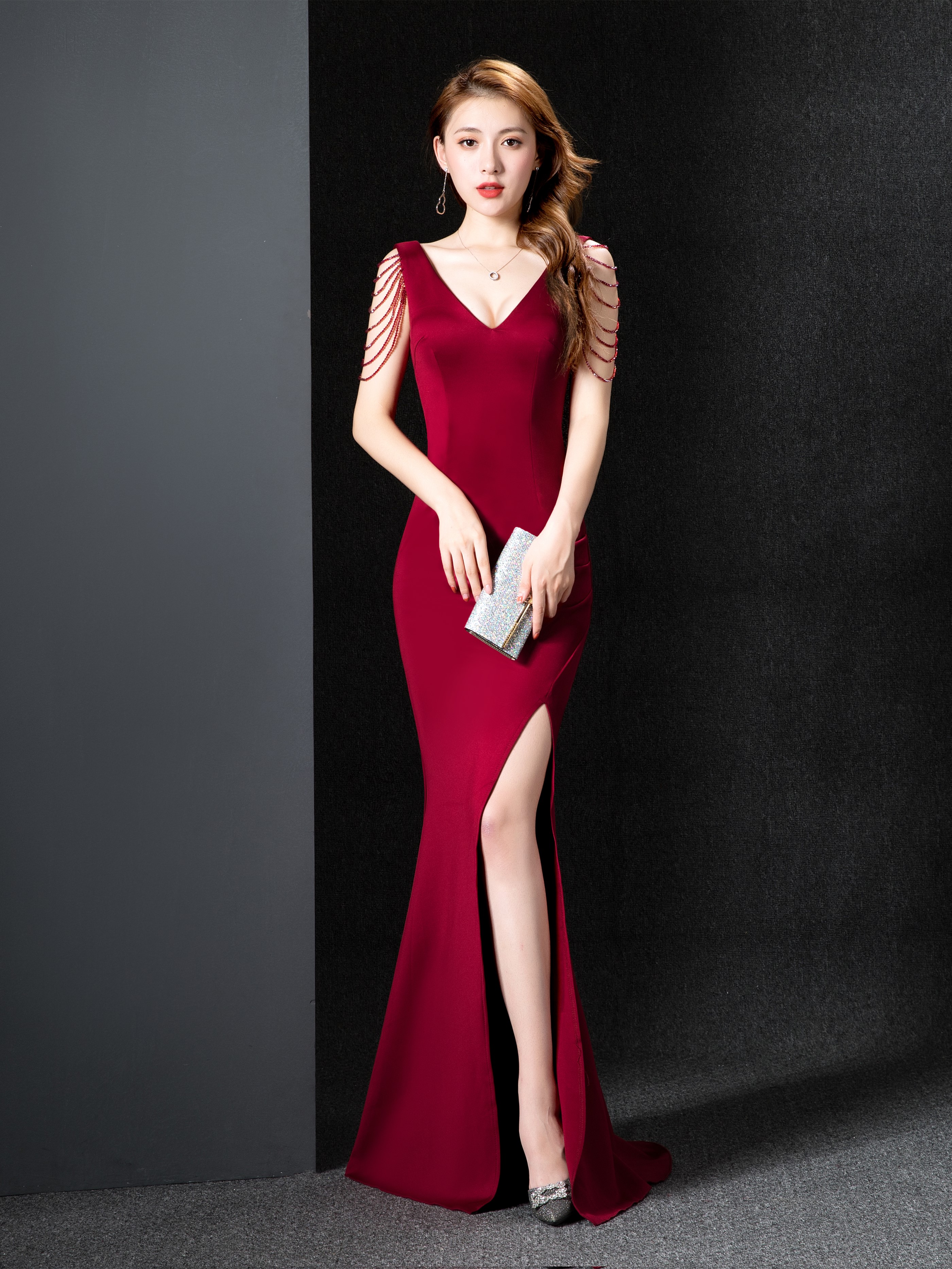 ชุดราตรียาวสีแดง แขนแต่งลูกปัด กระโปรงยาวทรงหางปลา แนวเรียบหรู สวยดูแพง ใส่ออกงานราตรี งานแต่งงานกลางคืน ชุดงานประกวด งานรับรางวัล
