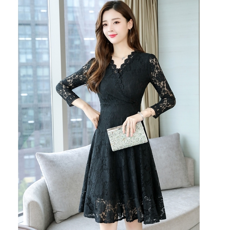 ชุดเดรสสั้นสีดำ ผ้าลูกไม้ แขนยาว กระโปรงบาน