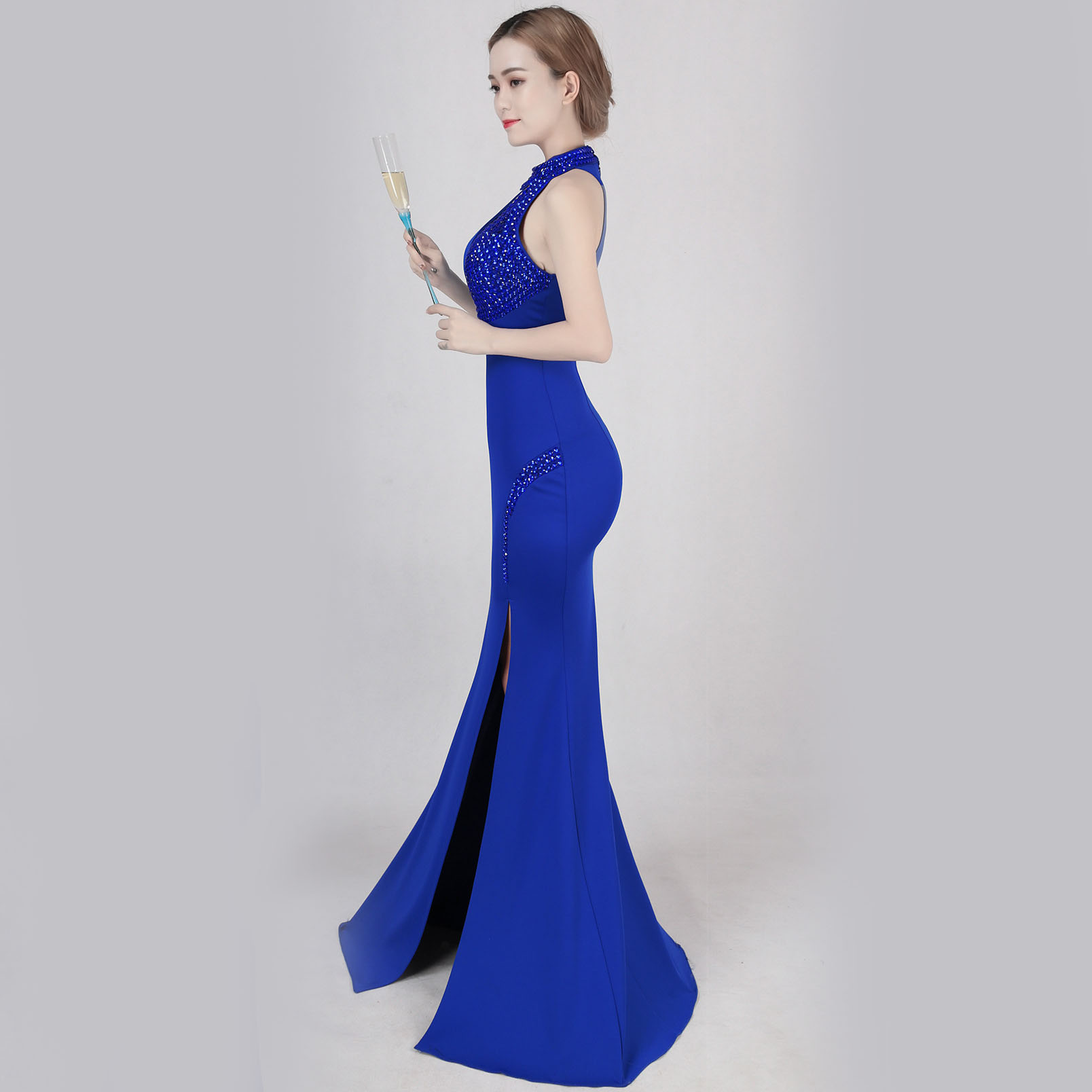 ชุดออกงานราตรียาวสีน้ำเงิน แต่งลูกปักคริสตรัลสวยหรู คอวีลึก เว้าไหล่ ทรงเข้ารูป กระโปรงทรงหางปลา : S M L XL