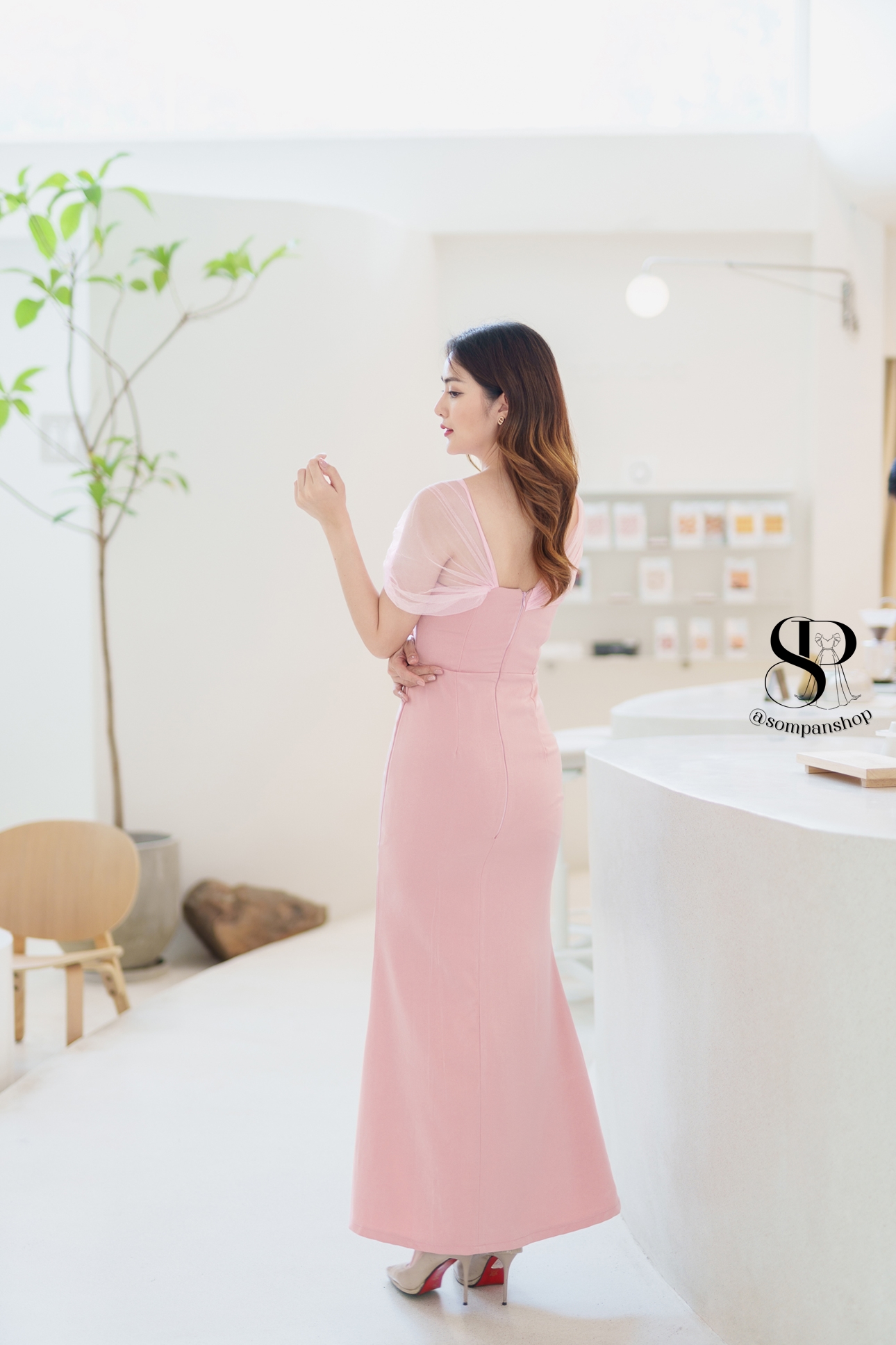 ชุดราตรียาวสีชมพูสไตล์เรียบหรูดูแพง ไหล่แต่งผ้าซีทรู กระโปรงยาวผ่าหน้า เหมาะสำหรับใส่เป็นชุดราตรี ชุดไปงานแต่งงาน ชุดเพื่อนเจ้าสาว ชุดไปงานเลี้ยงต่างๆ