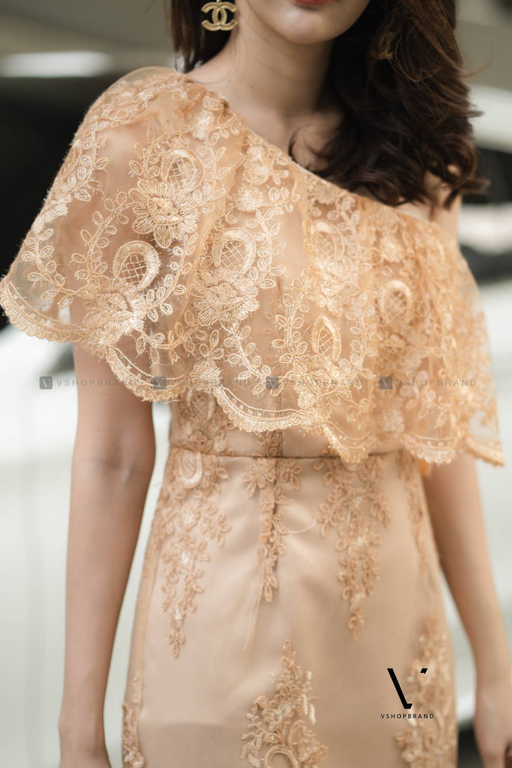 ชุดออกยาวลูกไม้สีทอง ไหลเฉียงข้าง กระโปรงยาว ผ้าลูกไม้ปักดื้น S M L XL