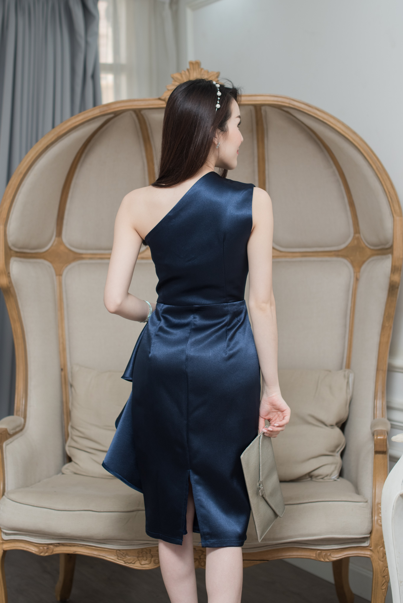 ชุดออกงานราตรีสั้นสีกรมท่า ไหล่เฉียงข้าง เอวจีบระบาย กระโปรงทรงเอเข้ารูป ใส่ไปออกงานกลางวันกลางคืน ไปงานแต่งงาน เป็นเพื่อนเจ้าสาว งานบายเนียร์ งานเลี้ยงปีใหญ่ งานเลี้ยงบริษัท งานเลี้ยงโรงแรม