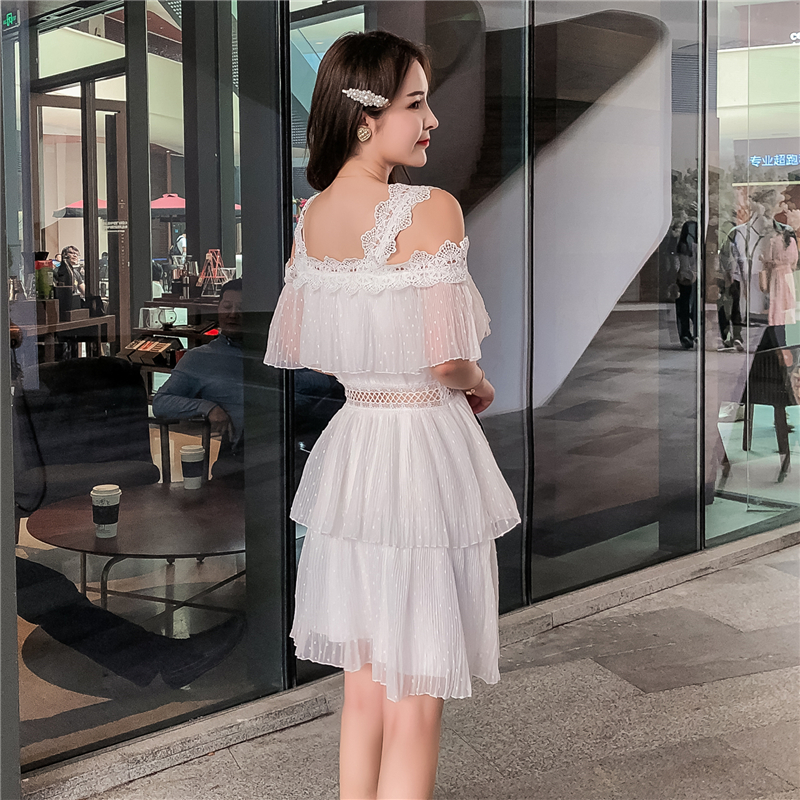 ชุดเดรสสั้นสีขาว สายเดี่ยวแต่งลูกไม้ แต่งระบาย กระโปรงสั้นทรงขนมชั้นแต่งระบายสองชั่น