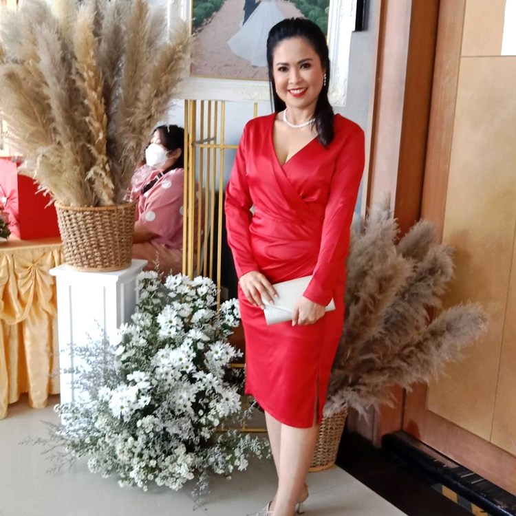 ชุดราตรี ชุดออกงาน ชุดไปงานแต่งสีแดง เดรสสั้นเข้ารูปทรงเอ แขนยาว แนวเรียบหรู สวยดูดี