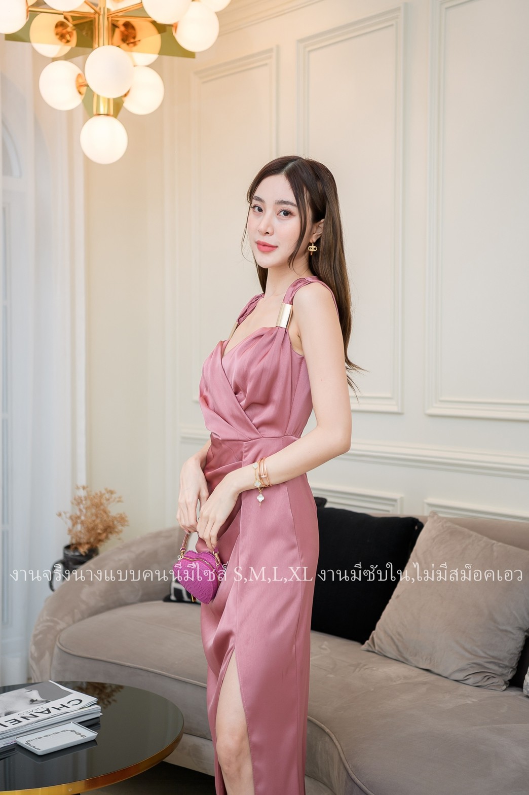 ชุดราตรียาวสีชมพู ไหล่แต่งเหล็ก แขนกุด แนวเรียบหรู สวยดูแพง ใส่ออกงานราตรี งานแต่งงานกลางคืน