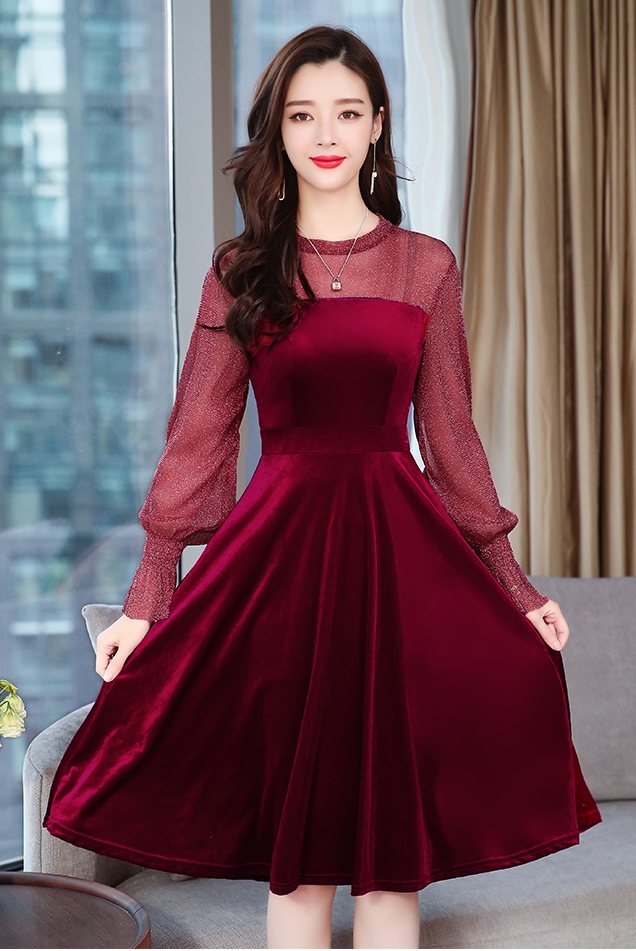 ชุดเดรสสั้นสีแดง ผ้ากำมะหยี ช่วงไหล่-แขนเป็นผ้าซีทรูแต่งกากเพชร กระโปรงสั้นทรงบาน