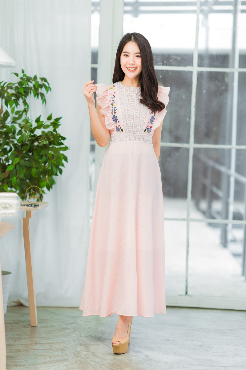 ชุดเดรสยาวสีชมพู ช่วงอกแต่งลูกไม้+ปักลายดอกไม้ กระโปรงยาวทรงบาน