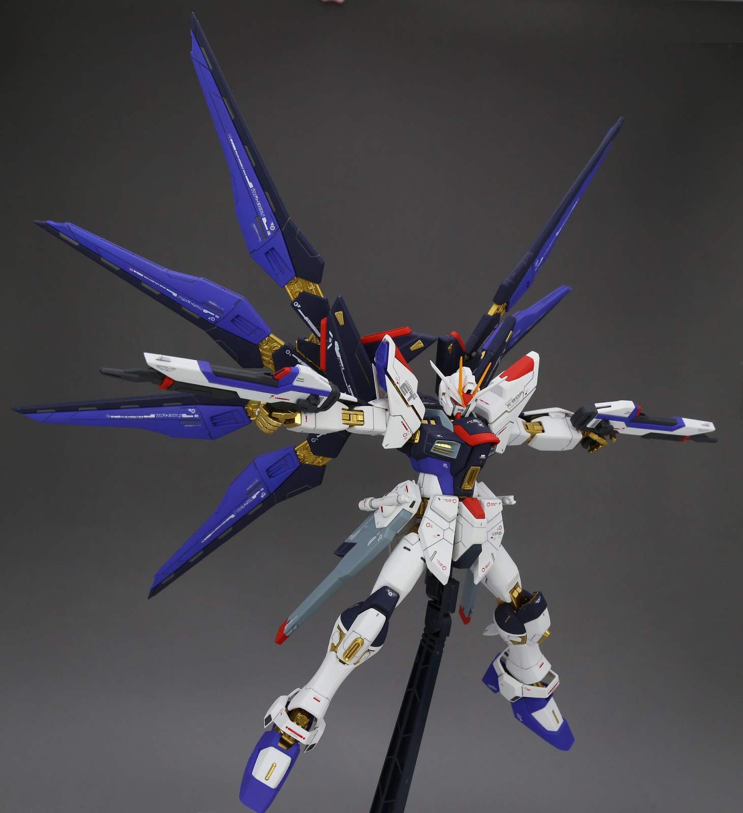 Painted Build : MG STRIKE FREEDOM GUNDAM by 高达传教士