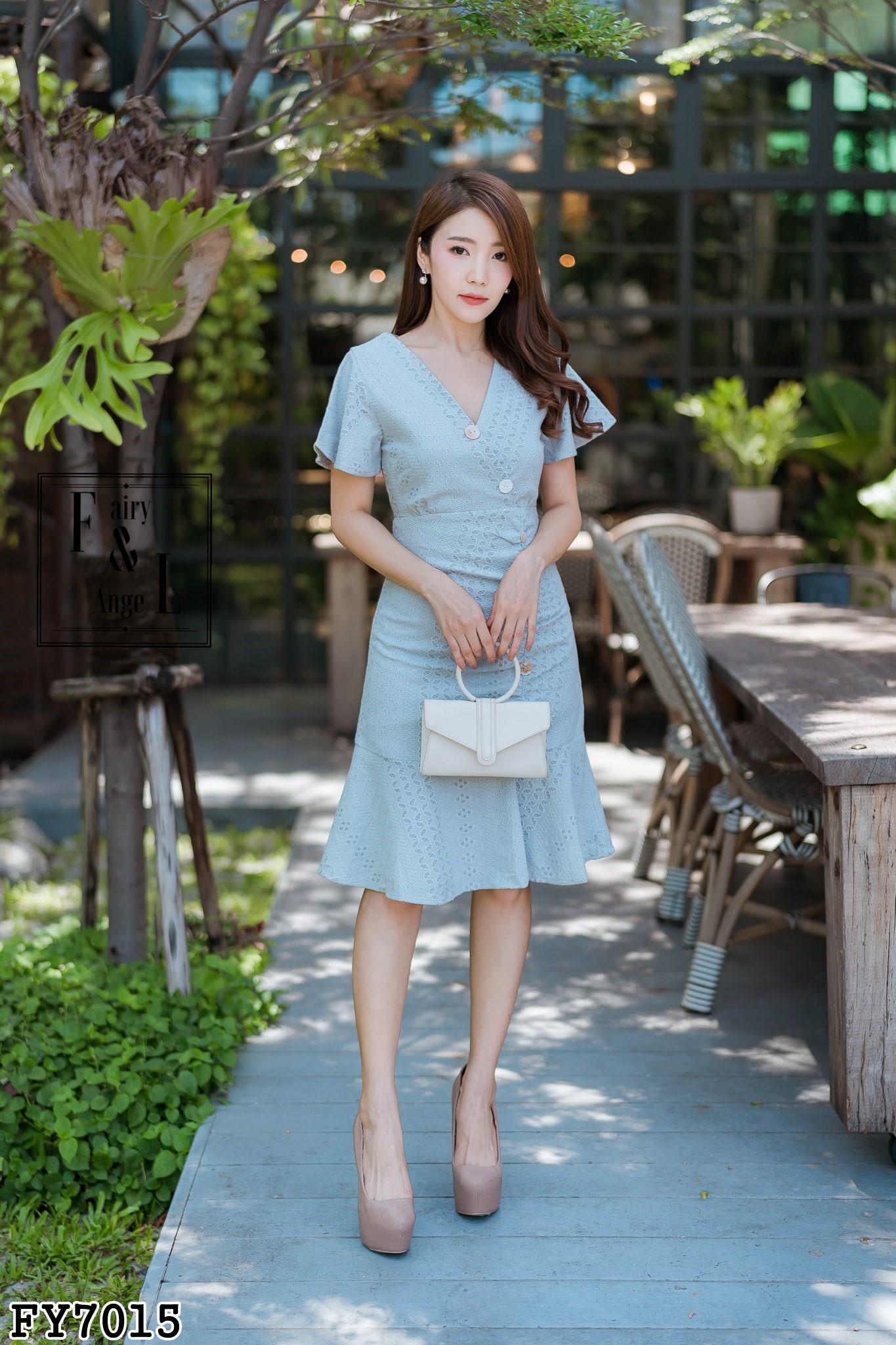 ชุดเดรสสั้นสีเทา ผ้าลูกไม้ คอวี แขนสั้นระบาย แต่งกระดุม ทรงเข้ารูปชายระบาย