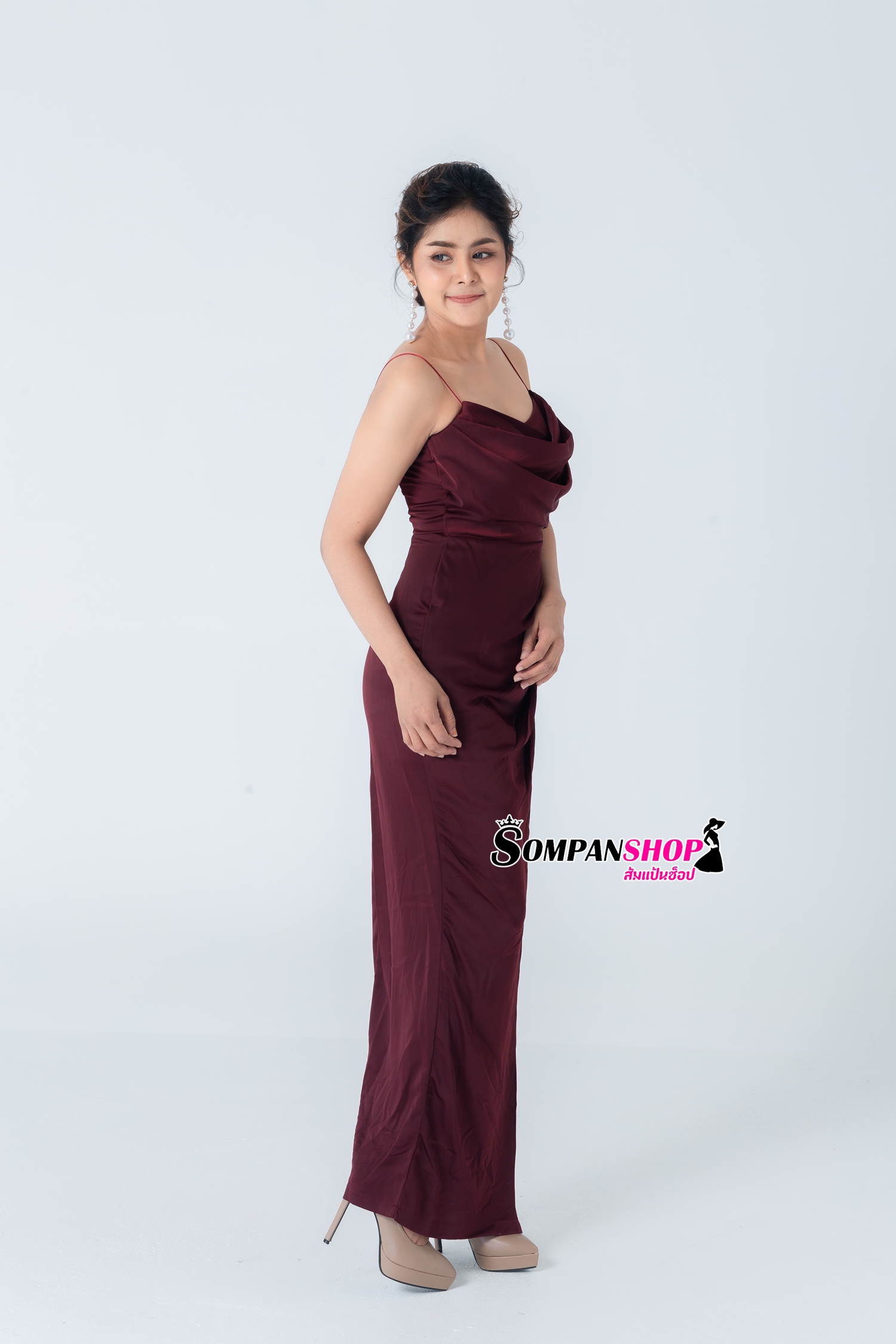 ชุดออกงานราตรีสีแดงไวน์ สายเดี่ยว คอถ่วง ลุคเรียบหรู สวยดูดีแอบเซ็กซี่นิดๆ เหมาะสำหรับใส่เป็นชุดราตรี ชุดไปงานแต่งงาน ชุดเพื่อนเจ้าสาว ชุดไปงานเลี้ยงต่างๆ