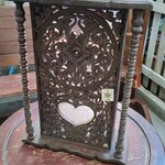 ชั้นตั้งไม้ฉลุ