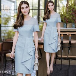 ชุดเดรสออกงานสีฟ้า ทรงเข้ารูป ผ้าอัดลาย ช่วงไหล่ซีทรู แขนสั้น เอวแต่งจีบ เรียบๆ สวยสง่า ใส่เป็น ชุดไปงานแต่งกลาววัน ชุดออกงานกลางวัน
