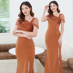 ชุดราตรียาวสีน้ำตาลอิฐ/ส้มอิฐ สไตล์เรียบหรูดูแพง ไหล่แต่งผ้าซีทรู กระโปรงยาวผ่าหน้า เหมาะสำหรับใส่เป็นชุดราตรี ชุดไปงานแต่งงาน ชุดเพื่อนเจ้าสาว ชุดไปงานเลี้ยงต่างๆ