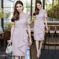 ชุดเดรสออกงานสีชมพู ทรงเข้ารูป ผ้าอัดลาย ช่วงไหล่ซีทรู เอวแต่งจีบ ทรงเข้ารูป เรียบหรู สวย ดูดี ใส่เป็นชุดราตรี ชุดออกงาน ชุดไปงานแต่งงาน กลางวัน กลางคืน