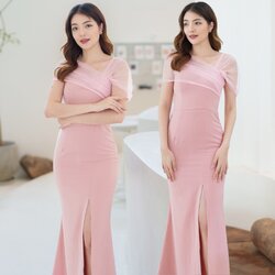 ชุดราตรียาวสีชมพูสไตล์เรียบหรูดูแพง ไหล่แต่งผ้าซีทรู กระโปรงยาวผ่าหน้า เหมาะสำหรับใส่เป็นชุดราตรี ชุดไปงานแต่งงาน ชุดเพื่อนเจ้าสาว ชุดไปงานเลี้ยงต่างๆ