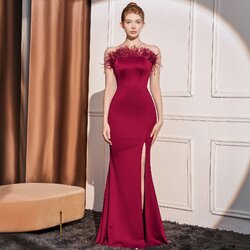 ชุดราตรียาวสีแดง เกาะอกแต่งขนนก กระโปรงผ่าหน้าทรงหางปลา เรียบหรูดูแพง สวยหรูดูดี แบบสวยทันสมัย