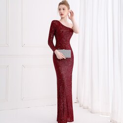 ชุดราตรียาวสีแดง ไหล่เฉียงข้างแขนยาว ผ้าปักเลื่อม สวยๆ เรียบหรูดูแพง ชุดราตรีผ้ากลิตเตอร์ วิ้งๆ สวยหรู ชุดไปงานแต่งงาน ชุดงานประกวด งานรับรางวัล