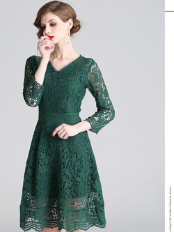 ชุดเดรสสั้นสีเขียว ผ้าลูกไม้ แขนยาว แนวเรียบร้อย สวยสุภาพ ดูดี ใส่ทำงาน ใส่ออกงาน ไปงานแต่งงาน